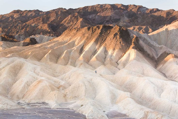  13. Vườn quốc gia Death Valley (California, Nevada). Thành lập: 1933. Đặc điểm nổi bật: Được biết đến là nơi nóng nhất và khô hạn nhất ở Bắc Mỹ, VQG Death Valley sở hữu phong cảnh sa mạc kỳ lạ với nhiều cồn cát và hồ muối. Ảnh: Pinterest.