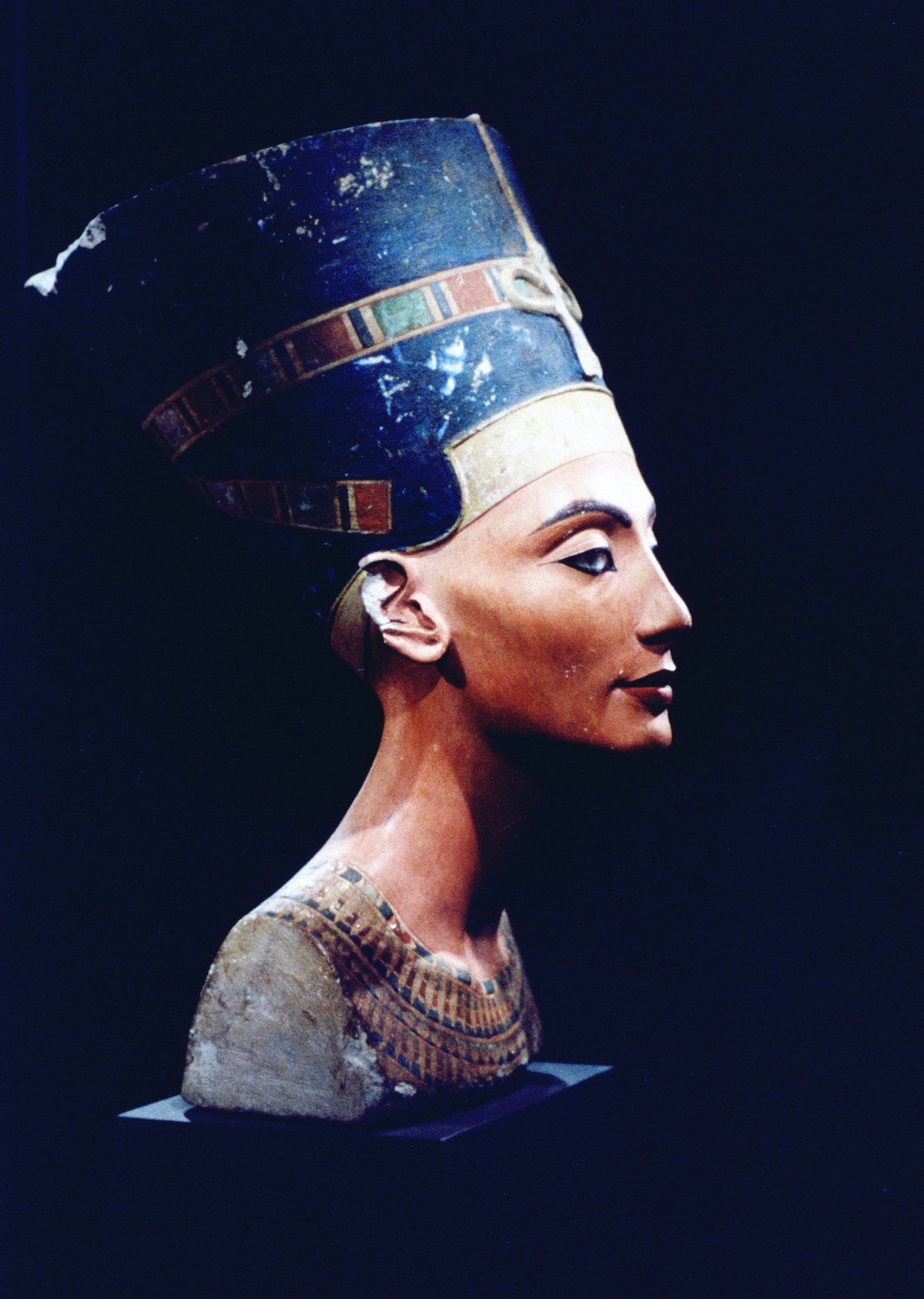  Tượng Nefertiti ("Nefertiti Bust"). Tượng bán thân của Nữ hoàng Nefertiti nổi tiếng với vẻ đẹp hài hòa, là tác phẩm điêu khắc xuất chúng của nền văn minh Ai Cập cổ đại. Ảnh: Pinterest.