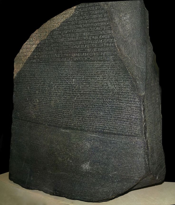 Đá Rosetta ("Rosetta Stone"). Phiến đá này khắc ba loại văn tự, giúp giải mã chữ viết Ai Cập cổ, là chìa khóa mở ra kho tàng ngôn ngữ Ai Cập cổ đại. Ảnh: Pinterest.