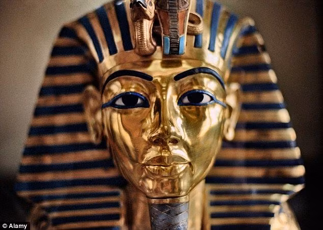  Mặt nạ của Tutankhamun ("Tutankhamun's Death Mask"). Mặt nạ vàng nạm đá quý từ lăng mộ của Pharaoh Tutankhamun được các nhà nghiên cứu coi là biểu tượng bất hủ của nền nghệ thuật Ai Cập cổ đại. Ảnh: Pinterest.