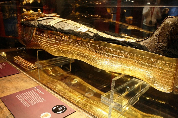  Quan tài của Tutankhamun ("Tutankhamun's Sarcophagus"). Cỗ quan tài nạm vàng được chạm khắc tinh xảo này là vật chứa thi hài Pharaoh Tutankhamun. Đây là cỗ quan tài tinh xảo và nguyện vẹn nhất của người Âi Cập cổ từng được phát hiện. Ảnh: Pinterest.