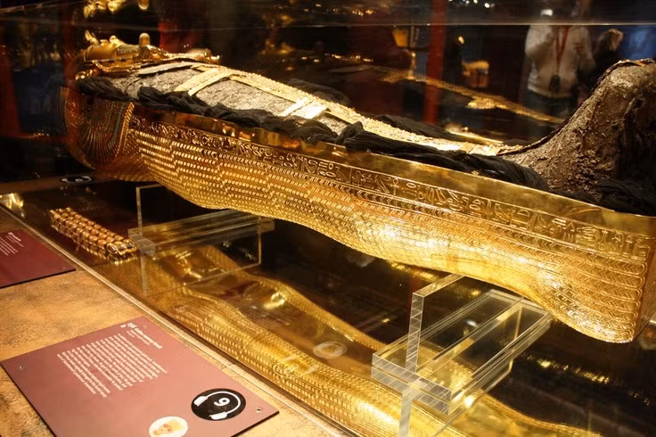  Quan tài của Tutankhamun ("Tutankhamun's Sarcophagus"). Cỗ quan tài nạm vàng được chạm khắc tinh xảo này là vật chứa thi hài Pharaoh Tutankhamun. Đây là cỗ quan tài tinh xảo và nguyện vẹn nhất của người Âi Cập cổ từng được phát hiện. Ảnh: Pinterest.