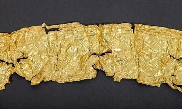 Dang dao cu cai, thanh nien bat ngo phat hien tam vang mong-Hinh-2