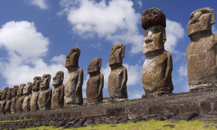 12. Tượng Moai trên đảo Phục Sinh. Những bức tượng Moai khổng lồ có chiều cao tới 10m, được tạc bằng đá nguyên khối. Làm thế nào mà một xã hội nhỏ trên đảo có thể di chuyển và dựng lên các tượng đá nặng như vậy? Ảnh: Pinterest.