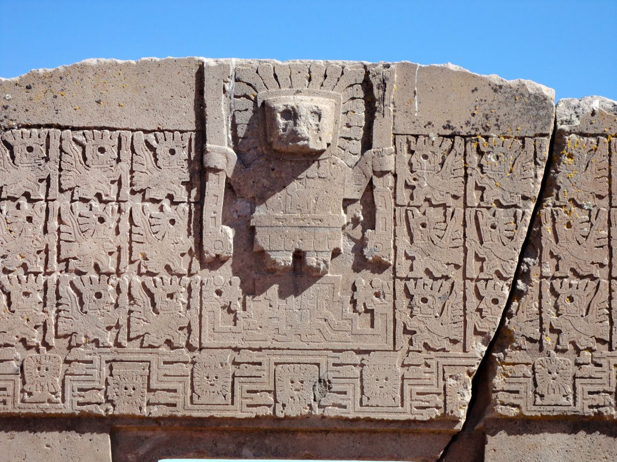 11. Cổng mặt trời ở Tiahuanaco, Bolivia. Cổng mặt trời là một công trình đá khổng lồ với các hình chạm khắc tinh xảo, có vẻ như liên quan đến các hiện tượng thiên văn học, nhưng ý nghĩa của chúng vẫn chưa được giải mã. Ảnh: Pinterest.