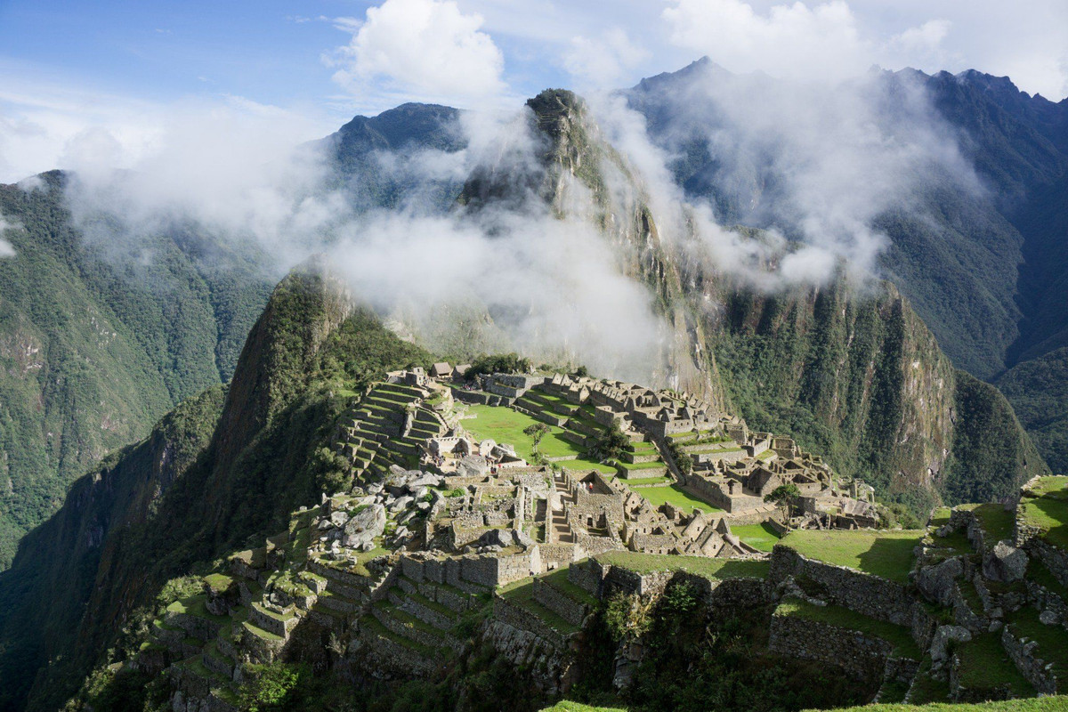 3. Thành phố Machu Picchu của người Inca. Tại sao người Inca xây dựng thành phố trên dãy Andes ở độ cao 2.400 mét? Và làm sao họ có thể xây dựng một cách chính xác mà không dùng chất kết dính? Ảnh: Pinterest.