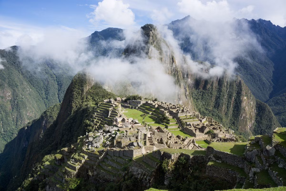 3. Thành phố Machu Picchu của người Inca. Tại sao người Inca xây dựng thành phố trên dãy Andes ở độ cao 2.400 mét? Và làm sao họ có thể xây dựng một cách chính xác mà không dùng chất kết dính? Ảnh: Pinterest.