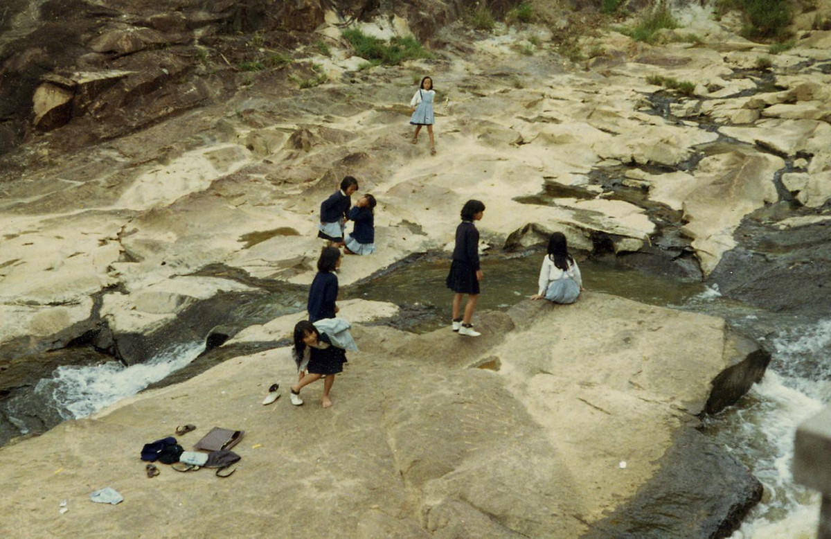 Các nữ sinh tham quan thác Cam Ly, 1969. Ảnh: Tom Petersen.