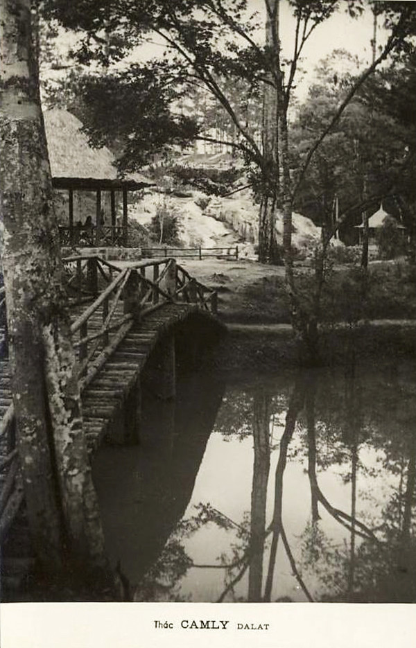 Một góc khu du lịch thác Cam Ly, khoảng thập niên 1950. Ảnh: Public Domain.
