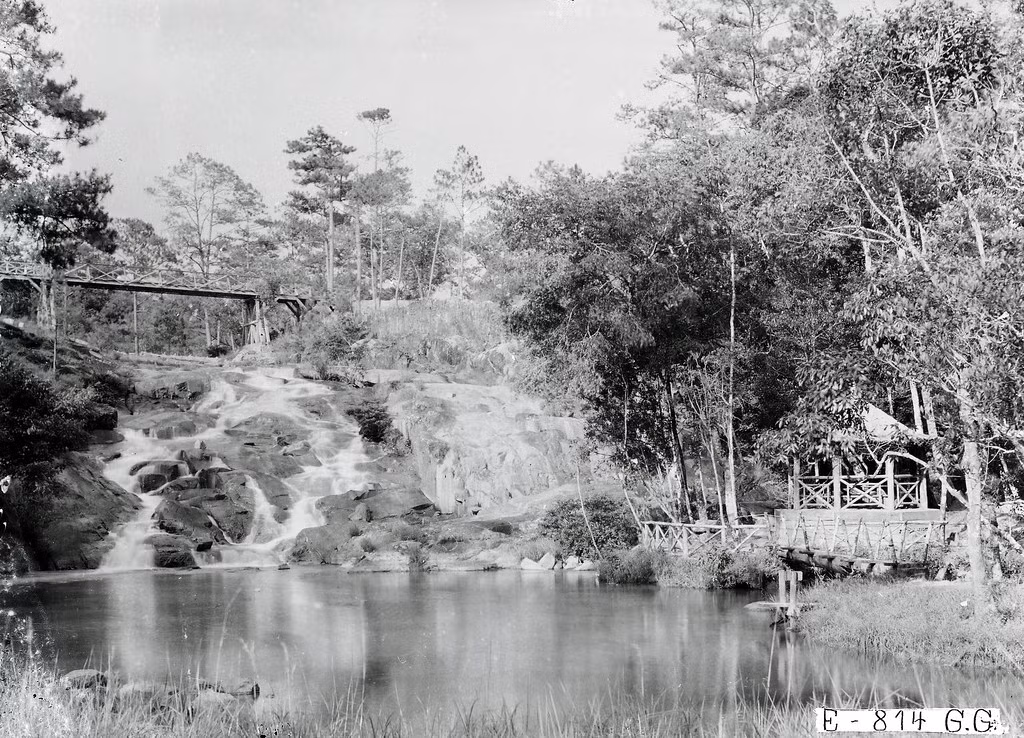 Một hình ảnh khác về thác Cam Ly thập niên 1920. Ảnh: Public Domain.