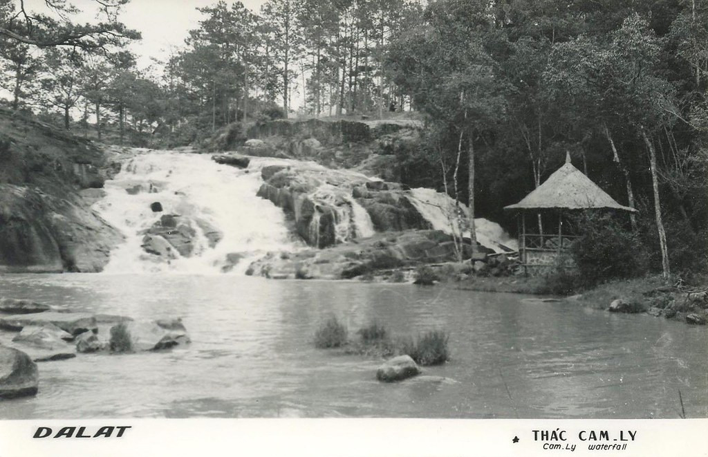 Thác Cam Ly trong một bưu ảnh, khoảng thập niên 1950. Ảnh: Public Domain.