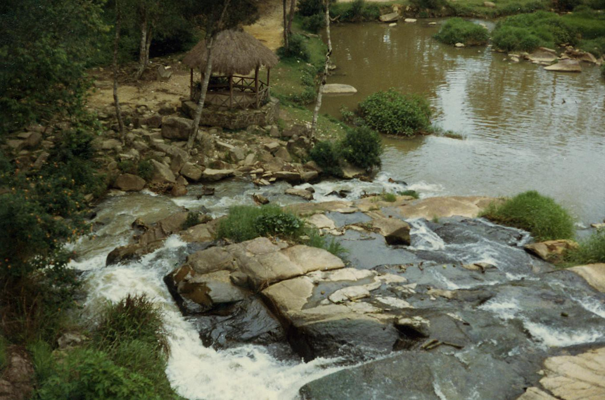 Từ trên thác Cam Ly nhìn về hạ nguồn, 1969. Ảnh: Tom Petersen.