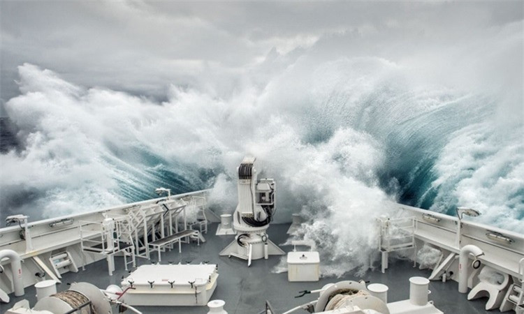 Sóng cao 12 m ở eo biển Drake. Ảnh: HeavySeas