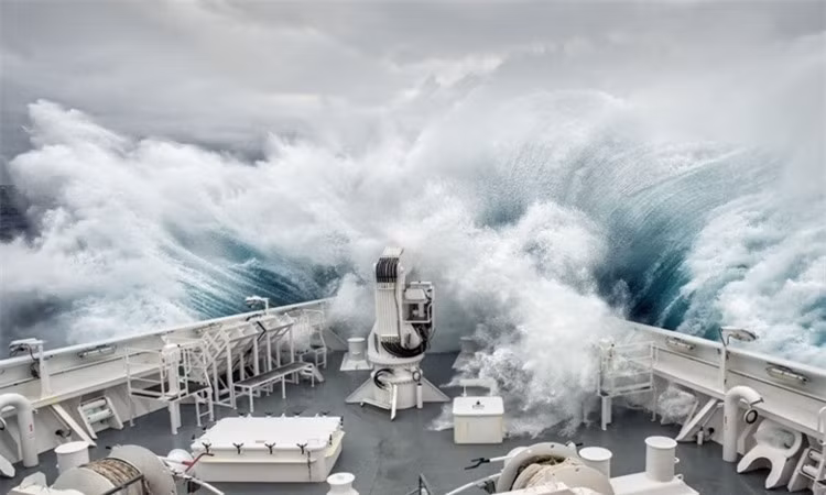 Sóng cao 12 m ở eo biển Drake. Ảnh: HeavySeas