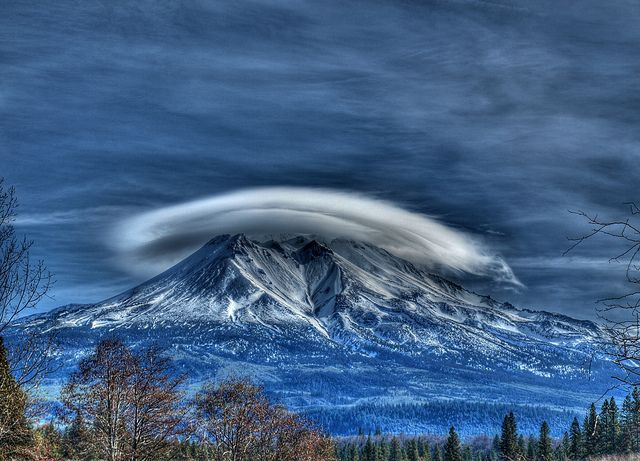 Một số hình ảnh về mây đĩa bay được ghi lại ở nhiều nơi trên thế giới. Ảnh: Pinterest.