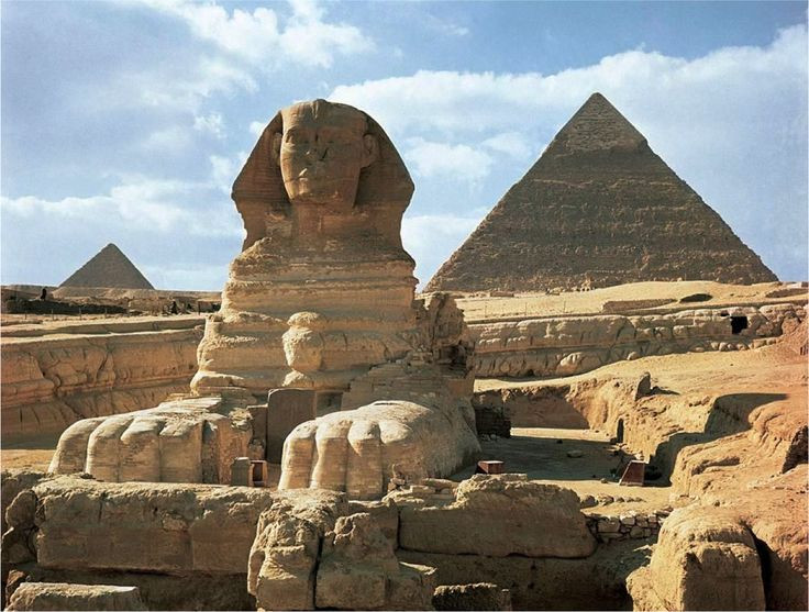  2. Tượng Nhân sư Giza. Tượng Nhân sư khổng lồ với đầu người và thân sư tử nằm gần các kim tự tháp Giza, là một trong những công trình điêu khắc lớn nhất và lâu đời nhất thế giới. Tượng này có nhiệm vụ bảo vệ các lăng mộ và biểu trưng cho sức mạnh của Pharaoh. Ảnh: Pinterest.