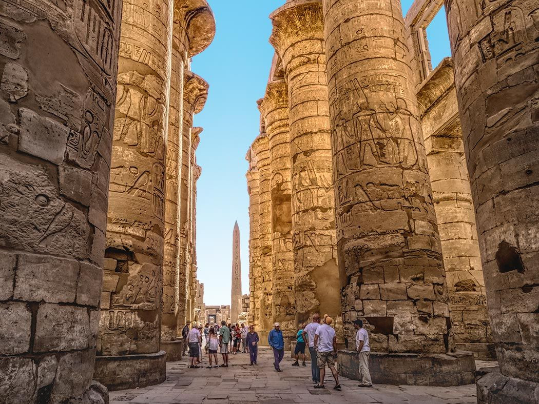  3. Đền Karnak. Đền Karnak nằm ở Luxor, là một trong những quần thể đền thờ lớn nhất Ai Cập cổ đại, dành riêng cho các vị thần như Amun-Ra. Đền Karnak nổi tiếng với hàng cột khổng lồ và những bức tượng điêu khắc tinh xảo, là nơi thờ phụng quan trọng trong suốt nhiều thế kỷ. Ảnh: Pinterest.