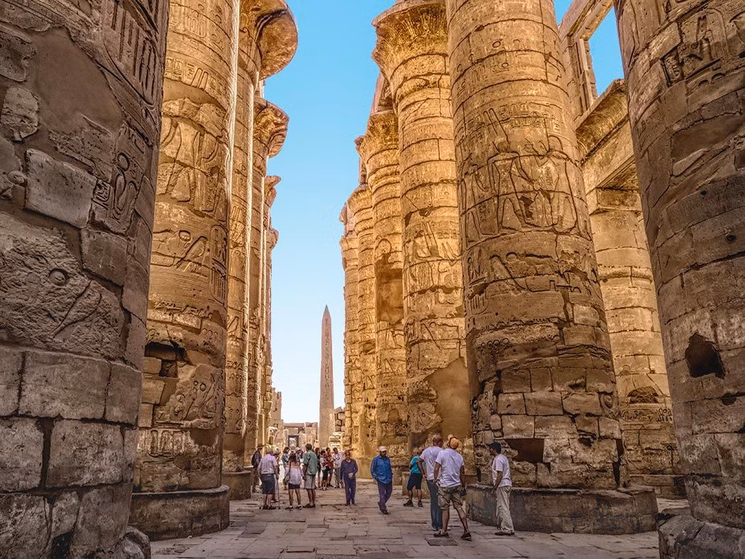  3. Đền Karnak. Đền Karnak nằm ở Luxor, là một trong những quần thể đền thờ lớn nhất Ai Cập cổ đại, dành riêng cho các vị thần như Amun-Ra. Đền Karnak nổi tiếng với hàng cột khổng lồ và những bức tượng điêu khắc tinh xảo, là nơi thờ phụng quan trọng trong suốt nhiều thế kỷ. Ảnh: Pinterest.