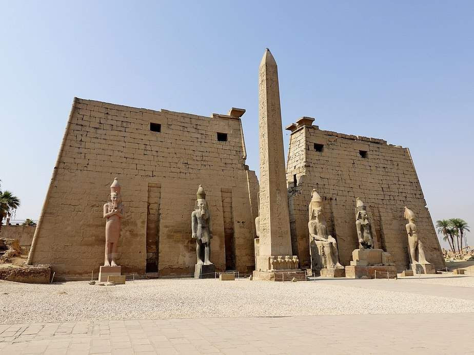  5. Đền Luxor. Nằm trên bờ Đông sông Nile, đền Luxor được xây dựng dưới thời Pharaoh Amenhotep III và sau đó được mở rộng bởi Ramses II. Đây là nơi thờ phụng thần Amun và là trung tâm của lễ hội Opet – một trong những nghi lễ lớn nhất thời Ai Cập cổ đại. Ảnh: Pinterest.