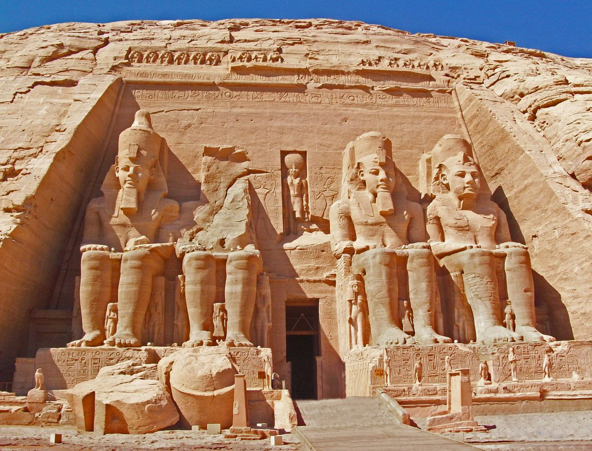  7. Đền Abu Simbel. Đền Abu Simbel, được xây dựng dưới triều đại Pharaoh Ramses II, bao gồm hai ngôi đền lớn khắc vào vách núi, một trong số đó dành cho ông và một cho vợ, Nefertari. Những bức tượng khổng lồ của Ramses II ở mặt trước của đền là điểm nổi bật của di tích này. Ảnh: Pinterest.