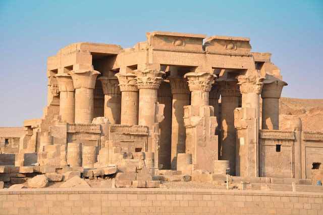  12. Đền Kom Ombo. Đền Kom Ombo là một ngôi đền đôi thờ hai vị thần: Sobek (thần cá sấu) và Horus (thần đầu chim ưng). Kiến trúc độc đáo của ngôi đền này phản ánh tín ngưỡng đa thần và sự phức tạp trong việc thờ phụng của người Ai Cập. Ảnh: Pinterest.