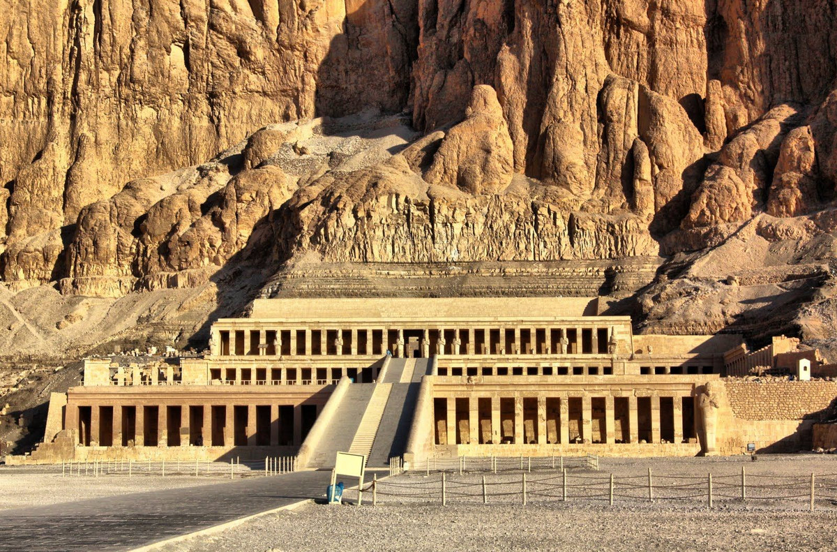  6. Đền Hatshepsut. Đền thờ Nữ hoàng Hatshepsut, một trong những phụ nữ quyền lực nhất trong lịch sử Ai Cập, nằm ở Deir el-Bahari. Được xây dựng dưới chân núi đá, đền có kiến trúc độc đáo và được trang trí với những bức phù điêu mô tả các chiến công của bà. Ảnh: Pinterest.