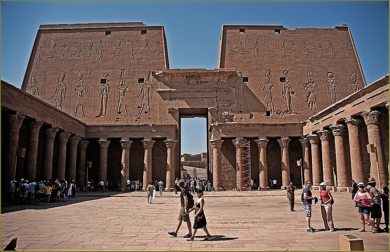  11. Đền Edfu. Đền Edfu là ngôi đền thờ thần Horus, vị thần đầu chim ưng, và là một trong những ngôi đền được bảo tồn tốt nhất của Ai Cập cổ đại. Được xây dựng trong thời kỳ Ptolemaic, đền này mô tả nhiều cảnh thần thoại và nghi lễ tôn giáo. Ảnh: Pinterest.