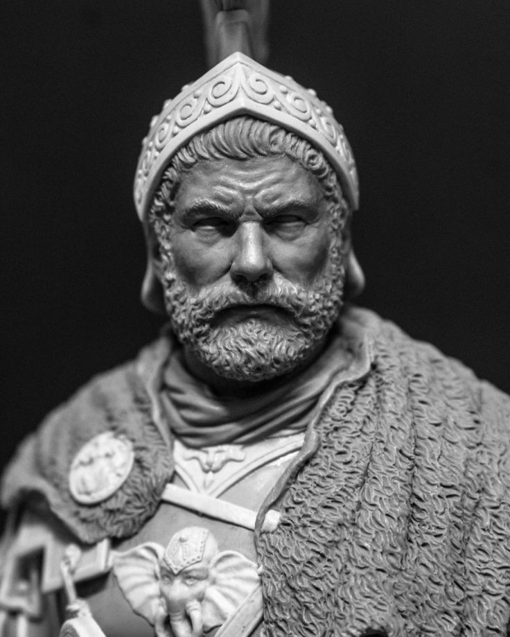  2. Hannibal Barca (247–183 TCN). Nước: Carthage. Thành tựu: Hannibal nổi tiếng với việc dẫn quân đội, bao gồm cả voi chiến, vượt qua dãy Alps để tấn công Cộng hòa La Mã trong Chiến tranh Punic lần thứ hai. Ông giành nhiều chiến thắng vang dội, bao gồm trận Cannae. Ảnh: Pinterest.