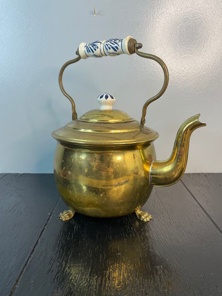  11. Đồ dùng nhà bếp cổ. Những dụng cụ nhà bếp như nồi, chảo, hay đồ dùng bằng đồng thau không chỉ đẹp mắt mà còn có thể sử dụng được trong nấu ăn qua nhiều thế hệ. Ảnh: Pinterest.