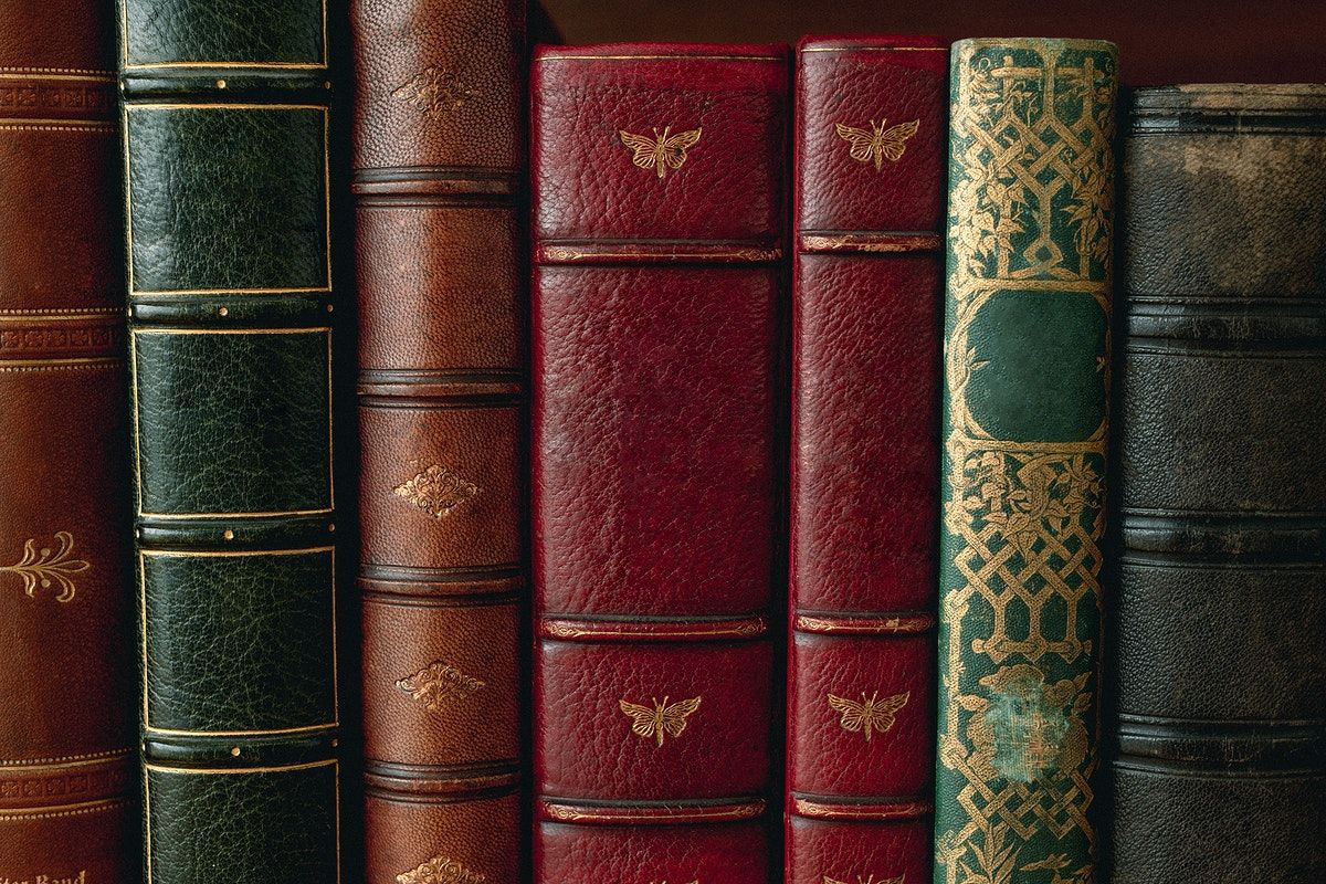  8. Sách cổ. Các cuốn sách cổ, đặc biệt là sách hiếm, có thể mang lại giá trị tinh thần và kiến thức lớn, đồng thời là một món đồ sưu tầm quý giá. Ảnh: Pinterest.