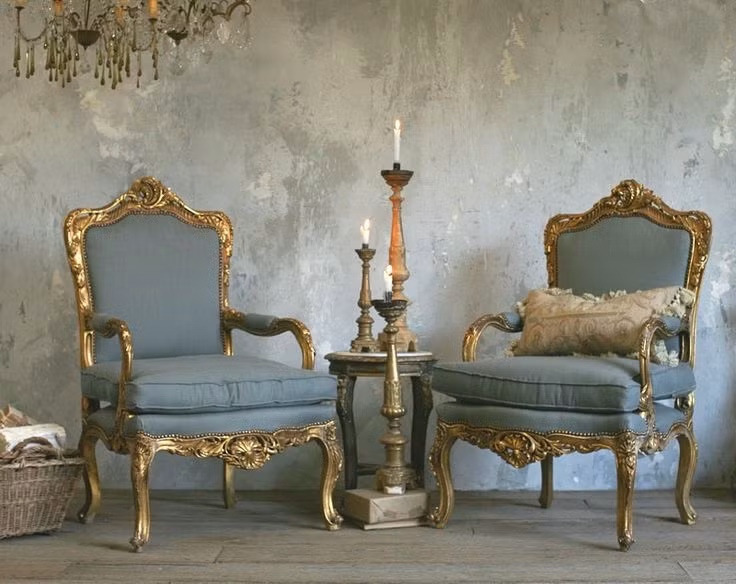  10. Đồ nội thất cổ. Nội thất như bàn, ghế, hay tủ được làm từ gỗ quý, thường có thiết kế tinh xảo và mang đậm dấu ấn của thời gian, có giá trị sử dụng lâu dài. Ảnh: Pinterest.