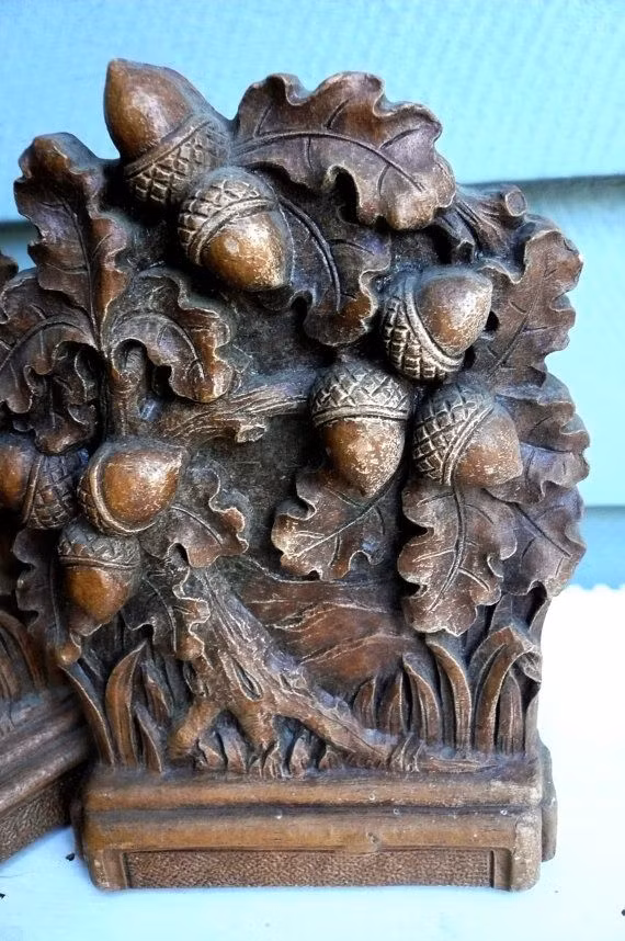  12. Tượng điêu khắc cổ. Các bức tượng điêu khắc từ các thời kỳ khác nhau, trong đó nhiều tác phẩm phù hợp với nữ giới, thường mang lại vẻ đẹp nghệ thuật độc đáo cho không gian sống. Ảnh: Pinterest.