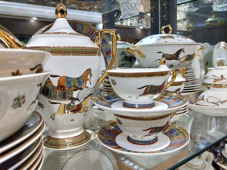  7. Bộ đồ ăn cổ. Những bộ đồ ăn bằng sứ hoặc gốm cổ, đặc biệt là từ các thương hiệu nổi tiếng như Wedgwood hoặc Royal Worcester, thường được trưng bày và sử dụng trong các dịp đặc biệt của gia đình. Ảnh: Pinterest.