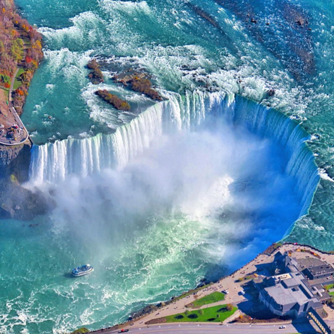  3. Thác Niagara (Hoa Kỳ &amp; Canada). Nằm trên biên giới Hoa Kỳ và Canada, Niagara không phải thác nước cao nhất, nhưng lưu lượng nước cực lớn và cảnh quan xung quanh khiến thác trở thành điểm một trong những cảnh quan thiên nhiên kỳ vĩ nhất thế giới. Ảnh: Pinterest.