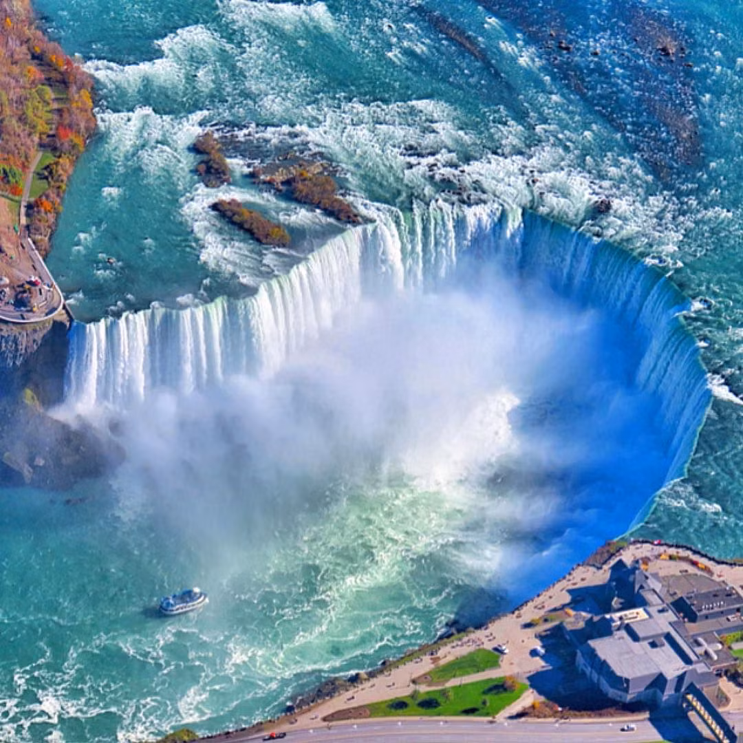  3. Thác Niagara (Hoa Kỳ &amp; Canada). Nằm trên biên giới Hoa Kỳ và Canada, Niagara không phải thác nước cao nhất, nhưng lưu lượng nước cực lớn và cảnh quan xung quanh khiến thác trở thành điểm một trong những cảnh quan thiên nhiên kỳ vĩ nhất thế giới. Ảnh: Pinterest.