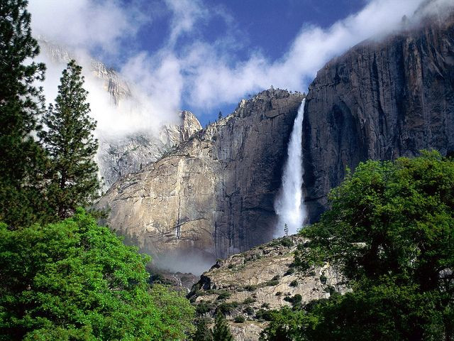  5. Thác Yosemite (Hoa Kỳ). Thác Yosemite nằm trong Công viên Quốc gia Yosemite ở California, Hoa Kỳ. Với tổng chiều cao 739 mét, đây là một trong những thác nước cao nhất Bắc Mỹ, thu hút hàng triệu du khách mỗi năm. Ảnh: Pinterest.