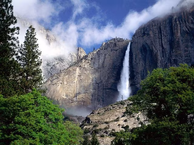  5. Thác Yosemite (Hoa Kỳ). Thác Yosemite nằm trong Công viên Quốc gia Yosemite ở California, Hoa Kỳ. Với tổng chiều cao 739 mét, đây là một trong những thác nước cao nhất Bắc Mỹ, thu hút hàng triệu du khách mỗi năm. Ảnh: Pinterest.