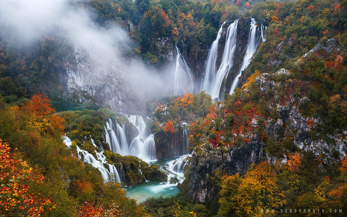  6. Thác Plitvice (Croatia). Nằm trong Công viên Quốc gia Plitvice Lakes, thác Plitvice là một chuỗi các thác nước nối liền nhau, chảy qua những hồ nước màu ngọc lam. Cảnh quan thiên nhiên nơi đây giống như trong truyện cổ tích, với làn nước trong xanh và rừng cây bao quanh. Ảnh: Pinterest.