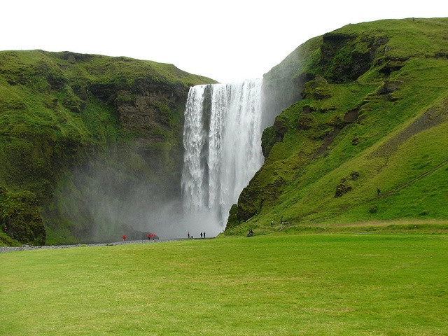  9. Thác Skógafoss (Iceland). Skógafoss là một thác nước cao 60 mét và rộng 25 mét ở Iceland. Nước chảy mạnh mẽ từ sông Skóga tạo ra cảnh quan tuyệt đẹp, đặc biệt là khi xuất hiện cầu vồng do ánh sáng mặt trời chiếu vào màn sương của thác. Ảnh: Pinterest.