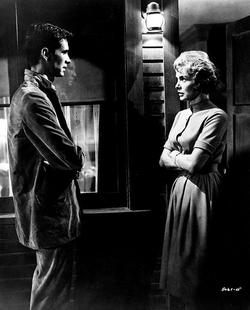  4. Kẻ tâm thần (Psycho - 1960). Đạo diễn: Alfred Hitchcock. Tóm tắt: Một bộ phim kinh dị tâm lý về một người phụ nữ trẻ và những sự kiện kỳ lạ xảy ra tại một khách sạn do một người đàn ông bí ẩn điều hành. Ảnh: Pinterest.