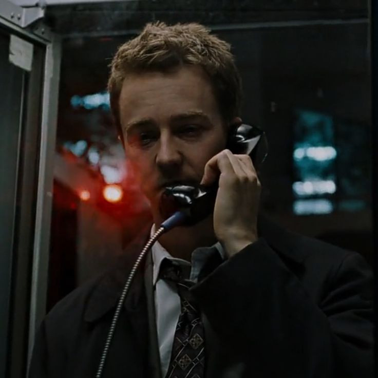  14. Sàn đấu sinh tử (Fight Club - 1999). Đạo diễn: David Fincher. Tóm tắt: Một người đàn ông bị sa lầy trong cuộc sống tiêu dùng gặp một người đàn ông bí ẩn và cùng thành lập một câu lạc bộ chiến đấu. Ảnh: Pinterest.