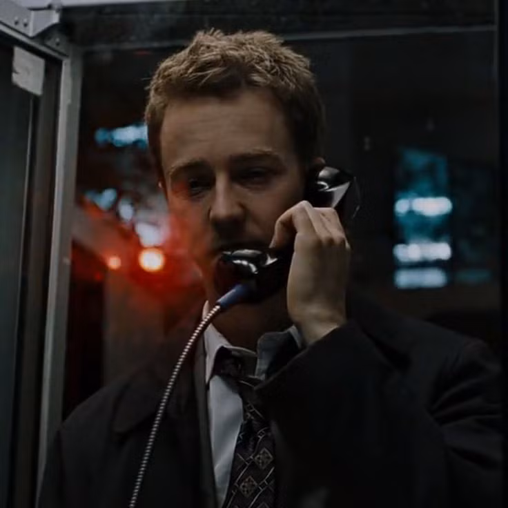  14. Sàn đấu sinh tử (Fight Club - 1999). Đạo diễn: David Fincher. Tóm tắt: Một người đàn ông bị sa lầy trong cuộc sống tiêu dùng gặp một người đàn ông bí ẩn và cùng thành lập một câu lạc bộ chiến đấu. Ảnh: Pinterest.