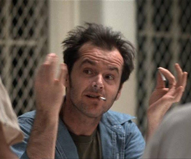  12. Bay qua tổ chim cúc cu (One Flew Over the Cuckoo's Nest - 1975). Đạo diễn: Milos Forman. Tóm tắt: Một người đàn ông giả vờ điên để tránh án tù, nhưng lại đối mặt với sự tàn nhẫn trong một bệnh viện tâm thần. Ảnh: Pinterest.