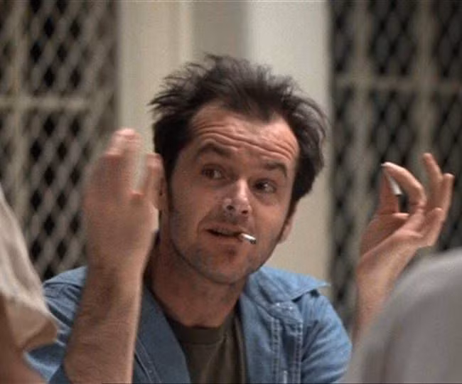  12. Bay qua tổ chim cúc cu (One Flew Over the Cuckoo's Nest - 1975). Đạo diễn: Milos Forman. Tóm tắt: Một người đàn ông giả vờ điên để tránh án tù, nhưng lại đối mặt với sự tàn nhẫn trong một bệnh viện tâm thần. Ảnh: Pinterest.