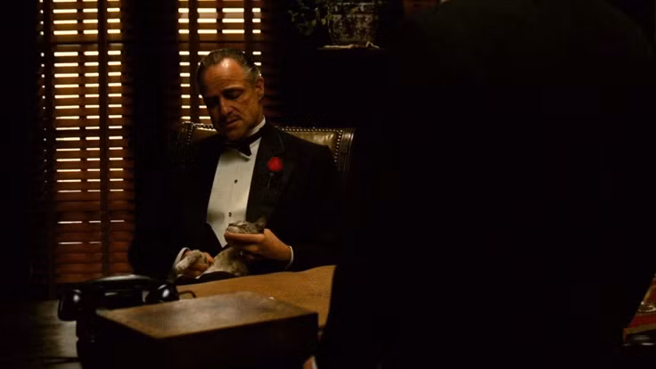  5. Bố Già (The Godfather - 1972). Đạo diễn: Francis Ford Coppola. Tóm tắt: Huyền thoại của gia đình mafia Corleone, bộ phim khám phá quyền lực, sự phản bội và gia đình trong thế giới tội phạm. Ảnh: Pinterest.