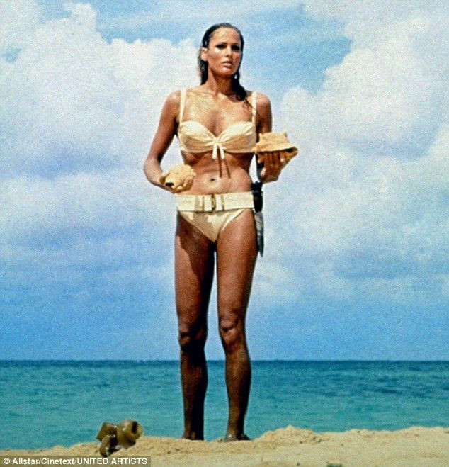  15. Ursula Andress. Quốc gia: Thụy Sĩ. Thành tựu: Ursula Andress trở thành biểu tượng gợi cảm của thế kỷ 20 sau vai diễn Bond girl trong "Dr. No" (1962), đặc biệt là cảnh mặc bikini trong phim, làm nổi bật vẻ đẹp khỏe khoắn và quyến rũ của cô. Ảnh: Pinterest.