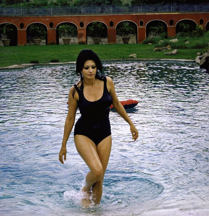  2. Sophia Loren. Quốc gia: Ý. Thành tựu: Nữ diễn viên với vẻ đẹp quyến rũ và tài năng diễn xuất, Loren là ngôi sao của điện ảnh Ý và quốc tế, từng đoạt giải Oscar cho vai diễn trong "Two Women" (1960). Ảnh: Pinterest.