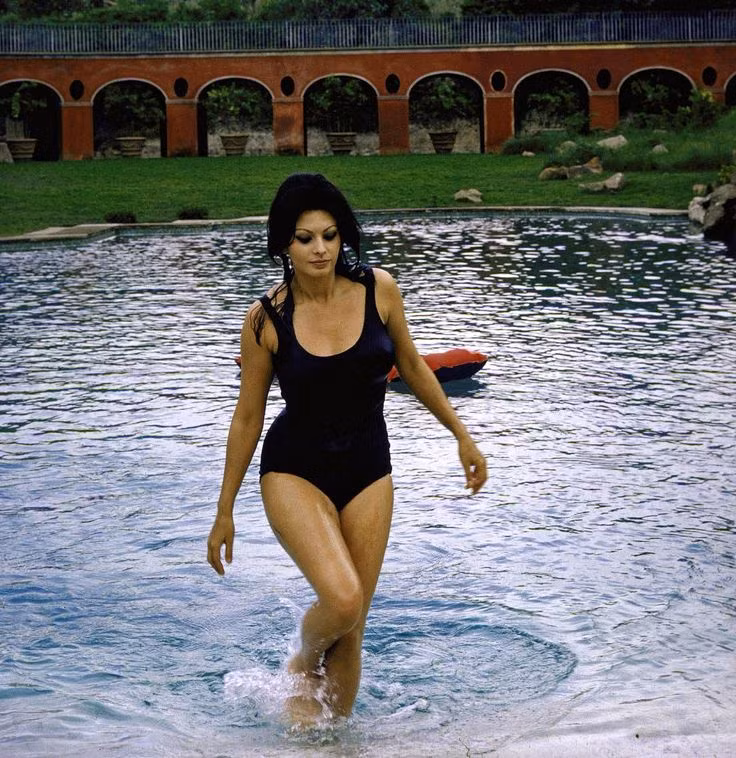  2. Sophia Loren. Quốc gia: Ý. Thành tựu: Nữ diễn viên với vẻ đẹp quyến rũ và tài năng diễn xuất, Loren là ngôi sao của điện ảnh Ý và quốc tế, từng đoạt giải Oscar cho vai diễn trong "Two Women" (1960). Ảnh: Pinterest.