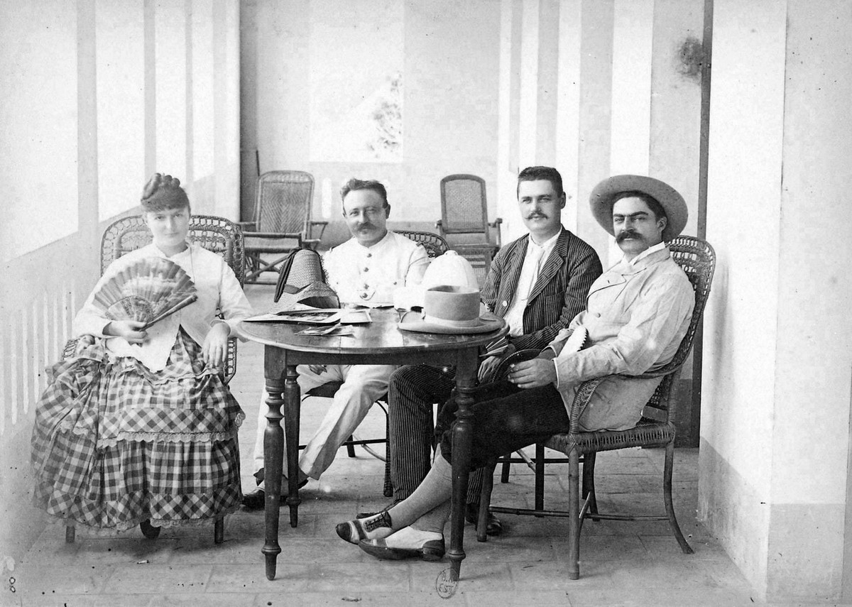 Nhóm người Pháp trong pháo đài Tây Ninh. Ảnh: Gallica.bnf.fr.