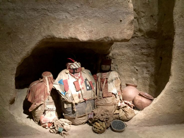  Người Inca và tục ướp xác hoàng đế. Đối với người Inca, hoàng đế (Sapa Inca) được xem là một vị thần. Khi qua đời, xác của ngài được ướp và giữ nguyên trạng để tôn kính. Xác ướp của hoàng đế sẽ được đưa ra trong các nghi lễ và đóng vai trò là biểu tượng của quyền lực và bảo hộ cho đất nước. Ảnh: Pinterest.